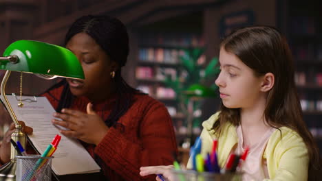 estudiante y tutor en una biblioteca