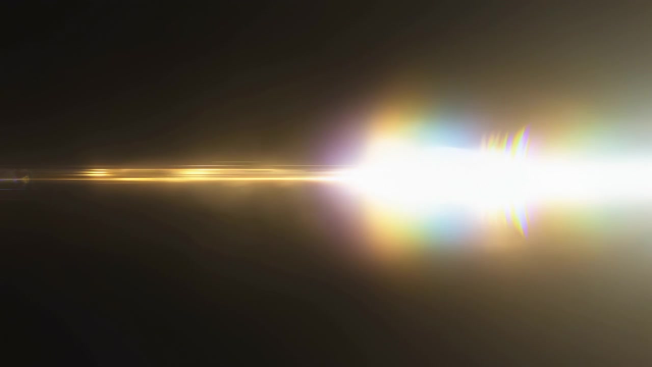 Bagliore Orizzontale Brillante dell'Obiettivo con Spettro Arcobaleno. Raggio Cinematografico Drammatico che Attraversa una Cornice Scura