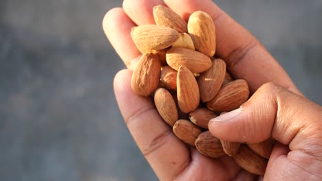 almendras en la mano