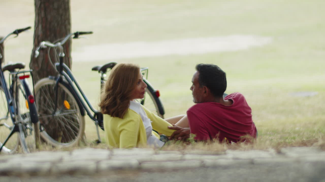 잔디에 누워있는 행복한 아내와 남편의 긴