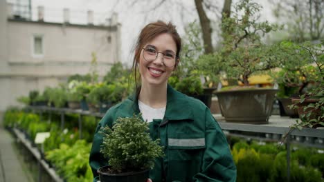 Grün-Und-Wachstum:-Junge-Floristin-Posiert-Mit-Blumentopf-Im-Kinderzimmer