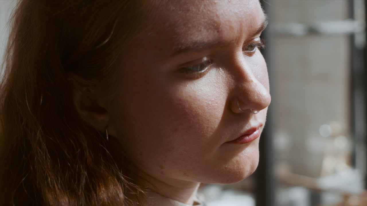 캔버스에 그림을 그리는 예술가