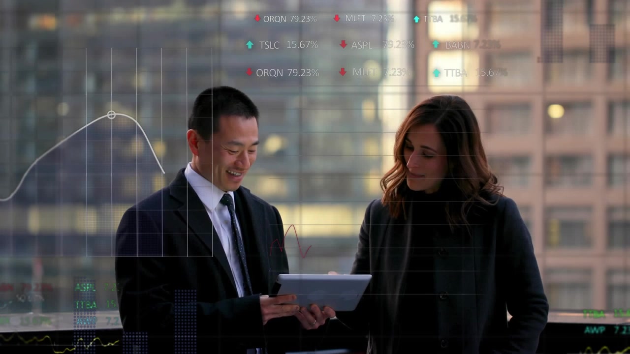 Animação de processamento de dados sobre empresário e empresária diversos usando tablet digital