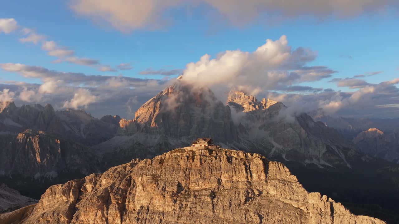 Filmato aereo cinematografico 4K con drone della splendida ora d'oro al Rifugio Nuvolau - Dolomiti - Italia_22