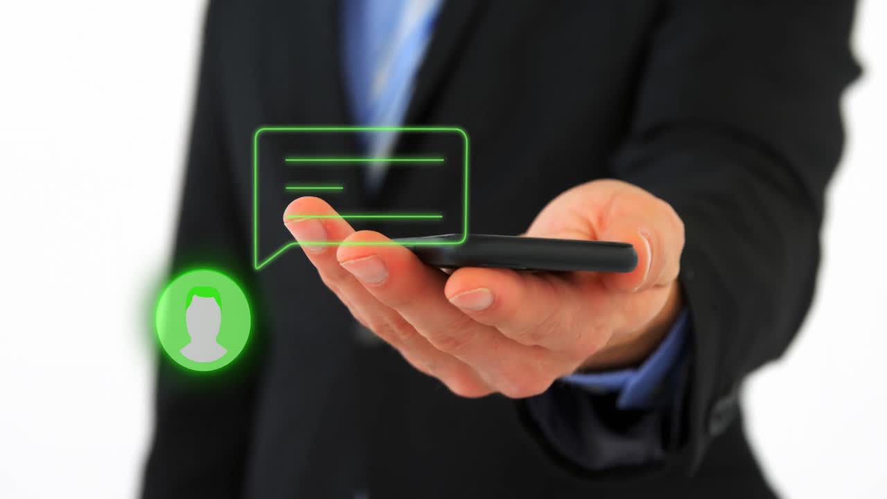 스마트폰을 사용하는 사업가의 중간 섹션에 대한 프로필 아이콘과 메시지 아이콘의 애니메이션