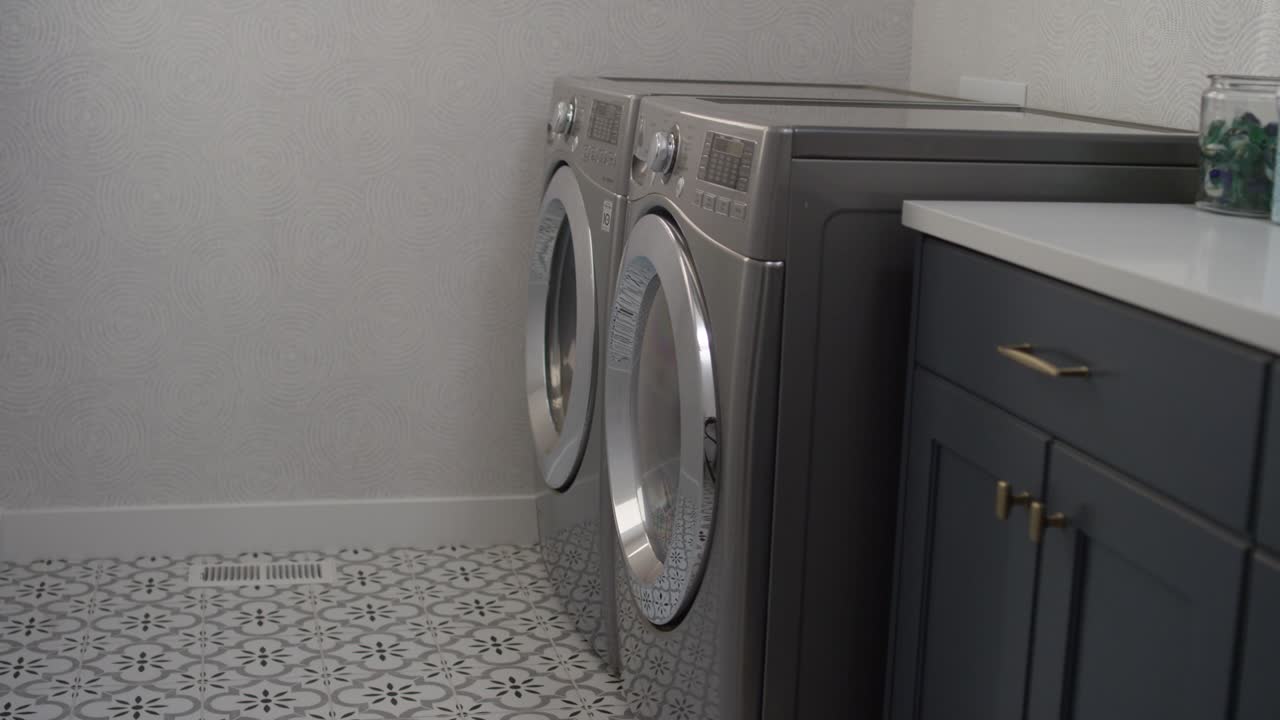 глядя в прачечную дома с передней загрузкой стиральной машины и сушилки