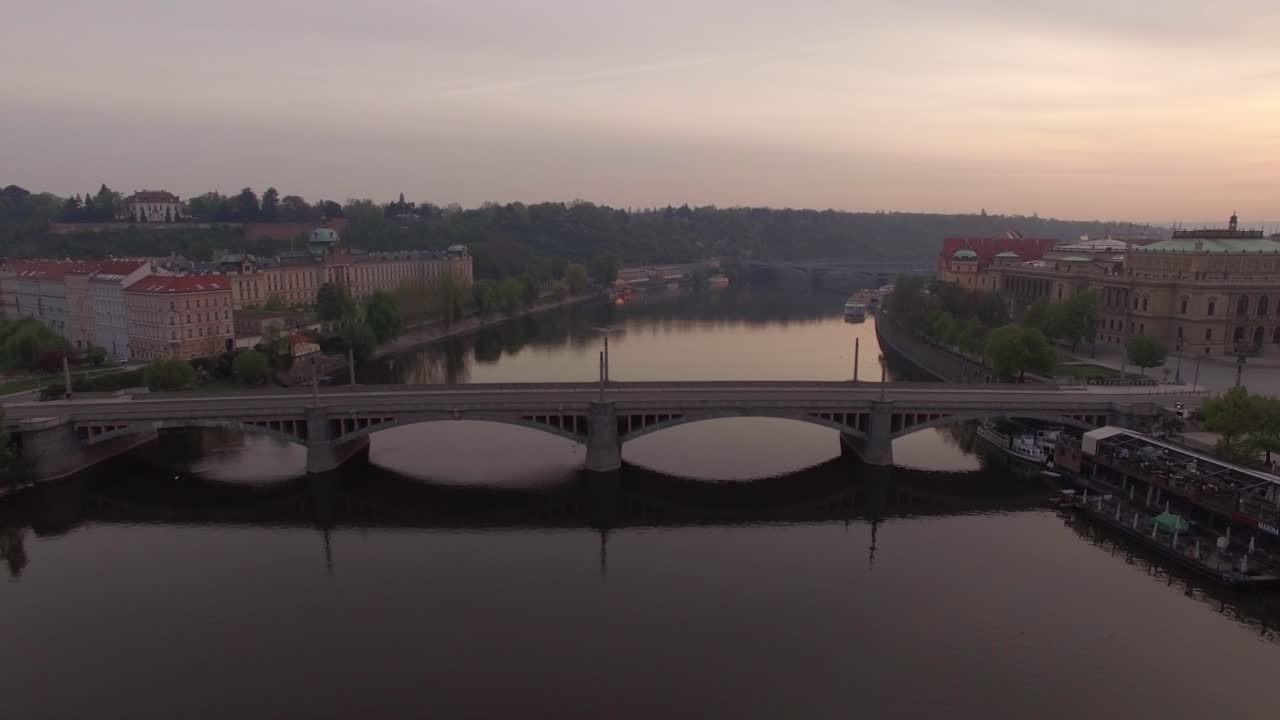 Veduta aerea lungo il fiume Moldava in estate a Praga, Repubblica Ceca