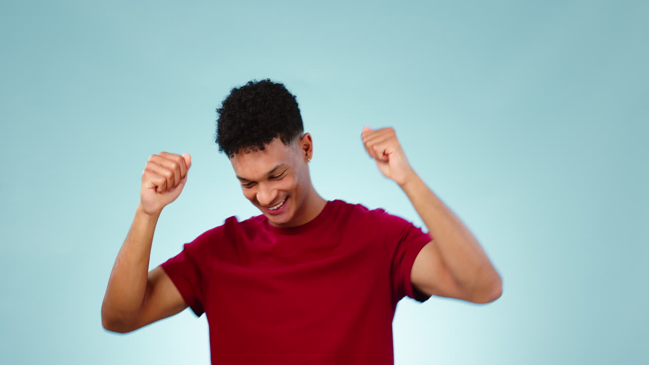 glücklich, mann und tanz für den erfolg im studio zu