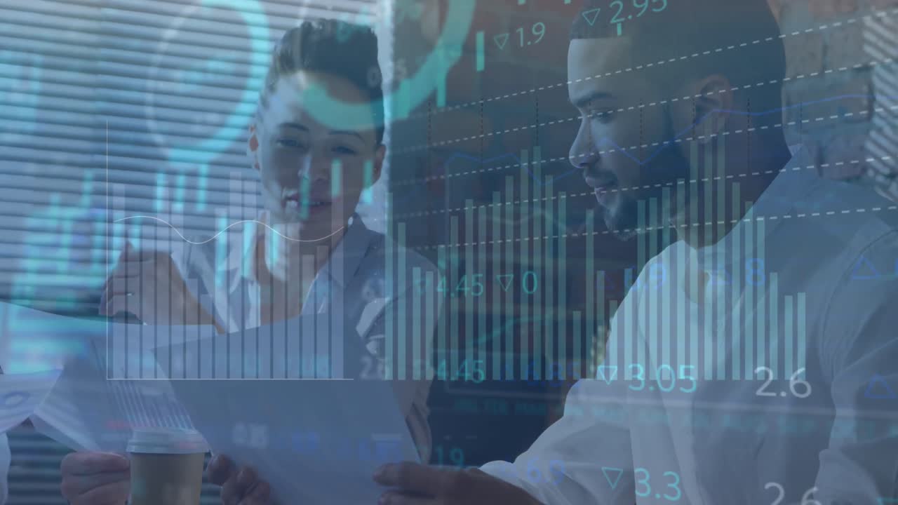 animación del procesamiento de datos financieros y estadísticas sobre diversos empresarios