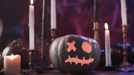video de calabaza tallada de halloween, velas y humo con espacio de copia sobre fondo púrpura