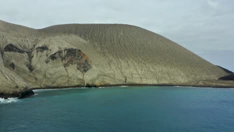 el volcán extinto de barcena es prominente en la isla de san benedicto en el pacífico.