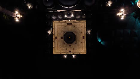 vista aérea nocturna de la mezquita bayezid en estambul. imágenes en 4k en turquía