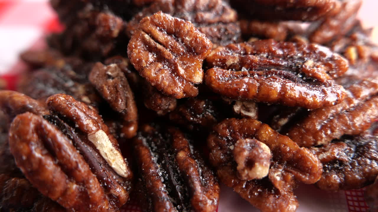 Primo piano di noci pecan candite