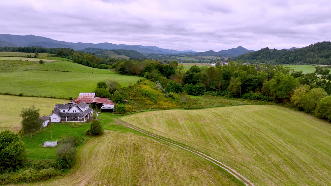 Ilmakuva aaltoilevista kukkuloista ja viljelysmaista lähellä Mountain Cityä Tennesseessä