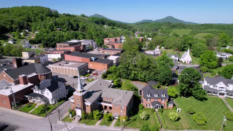 Antena-Sobre-Iglesias-En-Tazewell-Virginia-Con-Campanario-En-El-Condado-De-Tazewell