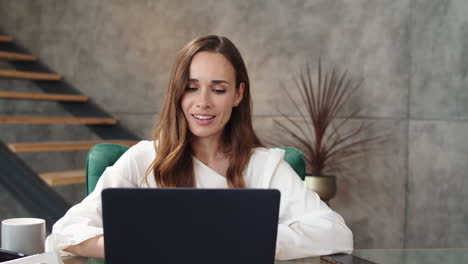 Mujer-De-Negocios-Sonriente-Haciendo-Una-Conferencia-Telefónica-En-Una-Computadora-Portátil.-Chica-Trabajando-Portátil.