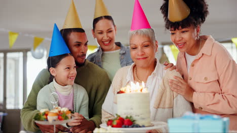 Familia,-Soplando-Velas-Y-Feliz-Cumpleaños