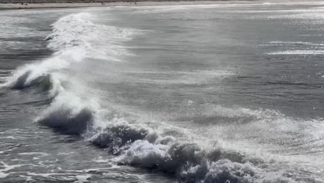 las olas rodando en la playa