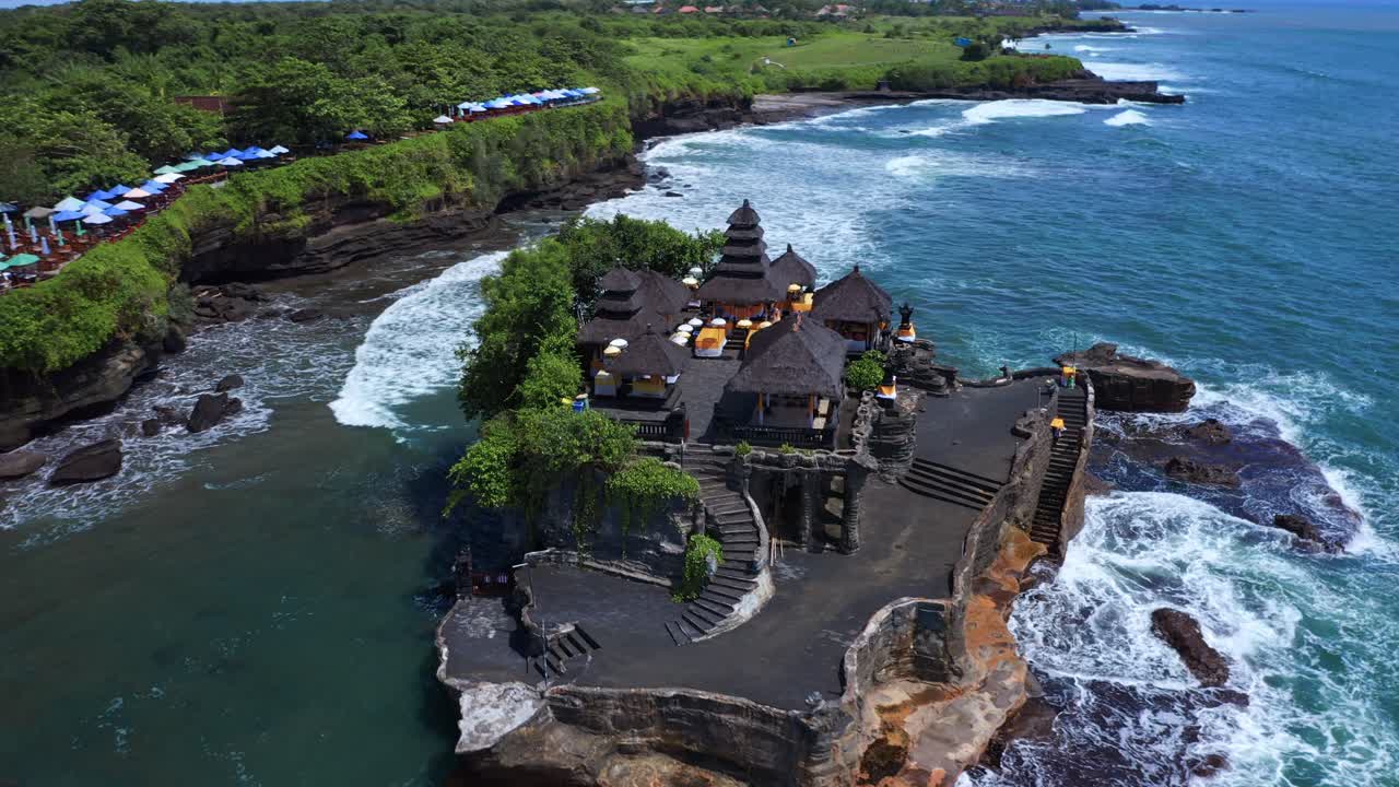 templo hindu pura tanah lot em bali, indonésia - filmagem aérea de drone