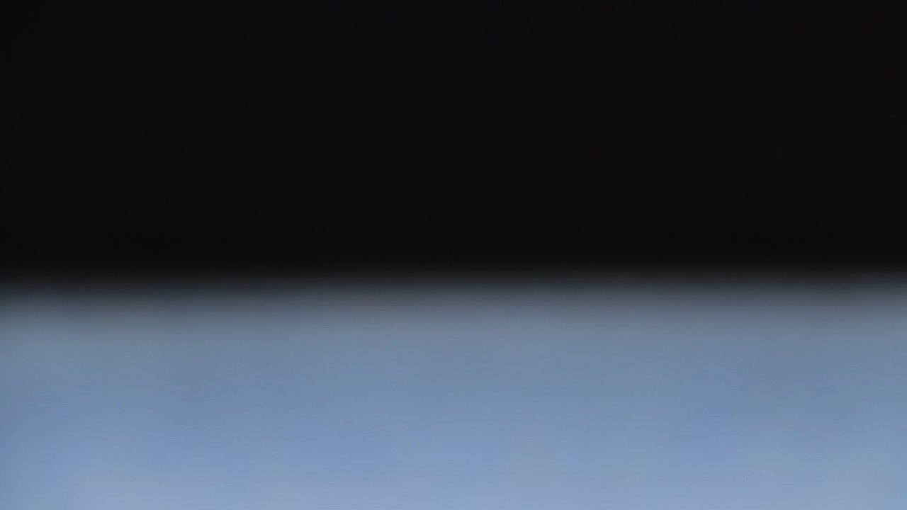 손으로 집어 들인 뜨거운 녹차 의 유리 컵 의 클로즈업