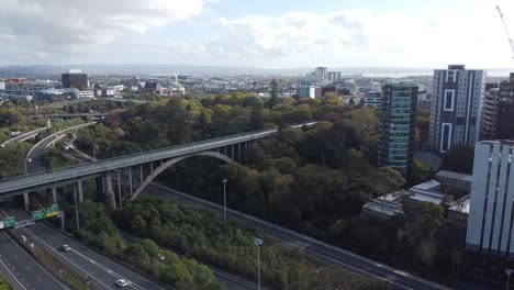 droneshot de levantamiento que muestra el puente de grafton y la autopista noroeste de la ciudad de auckland