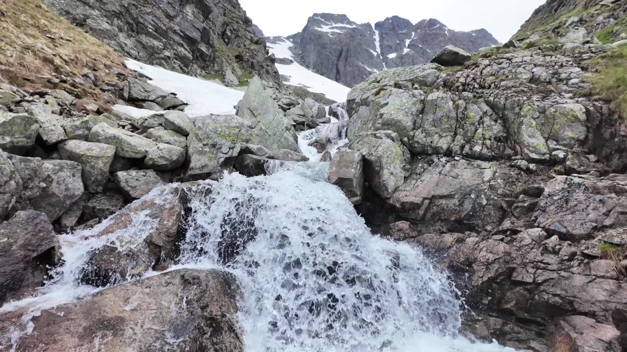 Vandfald i Tatra-bjergene, smeltende sne
