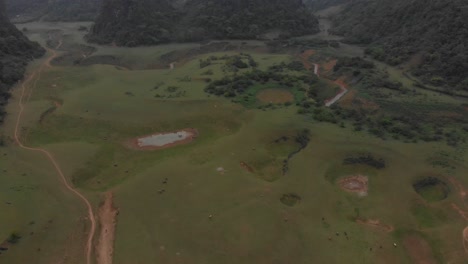 Foto-Revelada-De-La-Montaña-Angel-Eye-En-Cao-Bang-Vietnam,-Aérea