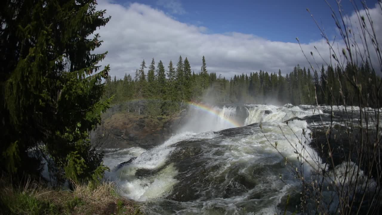 la cascada de ristafallet en la parte occidental de jamtland está catalogada como una de las cascadas más hermosas de suecia.