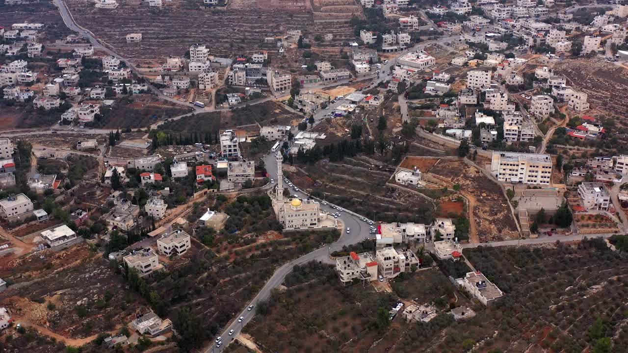 imágenes aéreas sobre una aldea musulmana palestina con mezquita