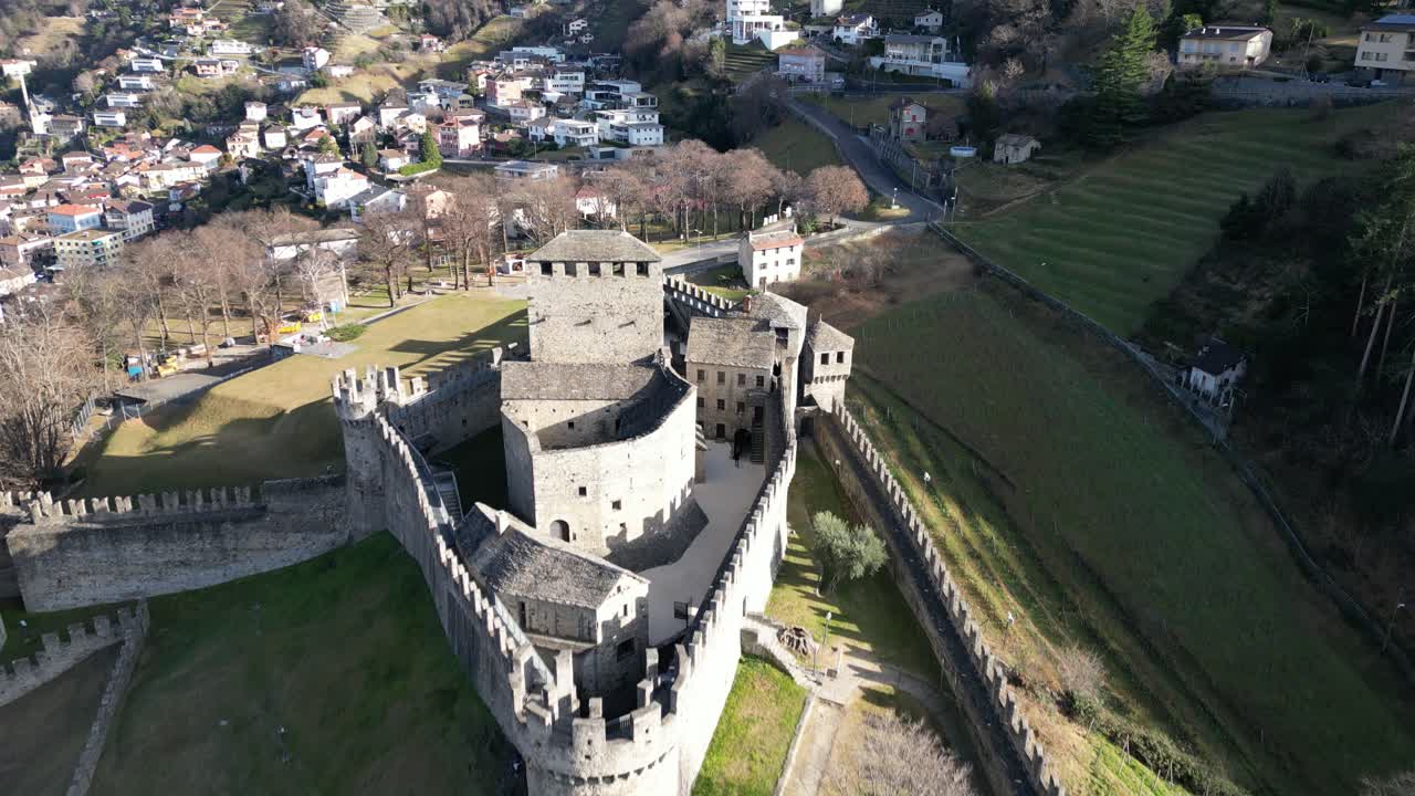 bellinzona, suiza, el vuelo inverso sobre el castillo revela su belleza.