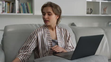 freelancer terminando el trabajo en línea en el fin de semana de primer plano. rutina de adicción a dispositivos.