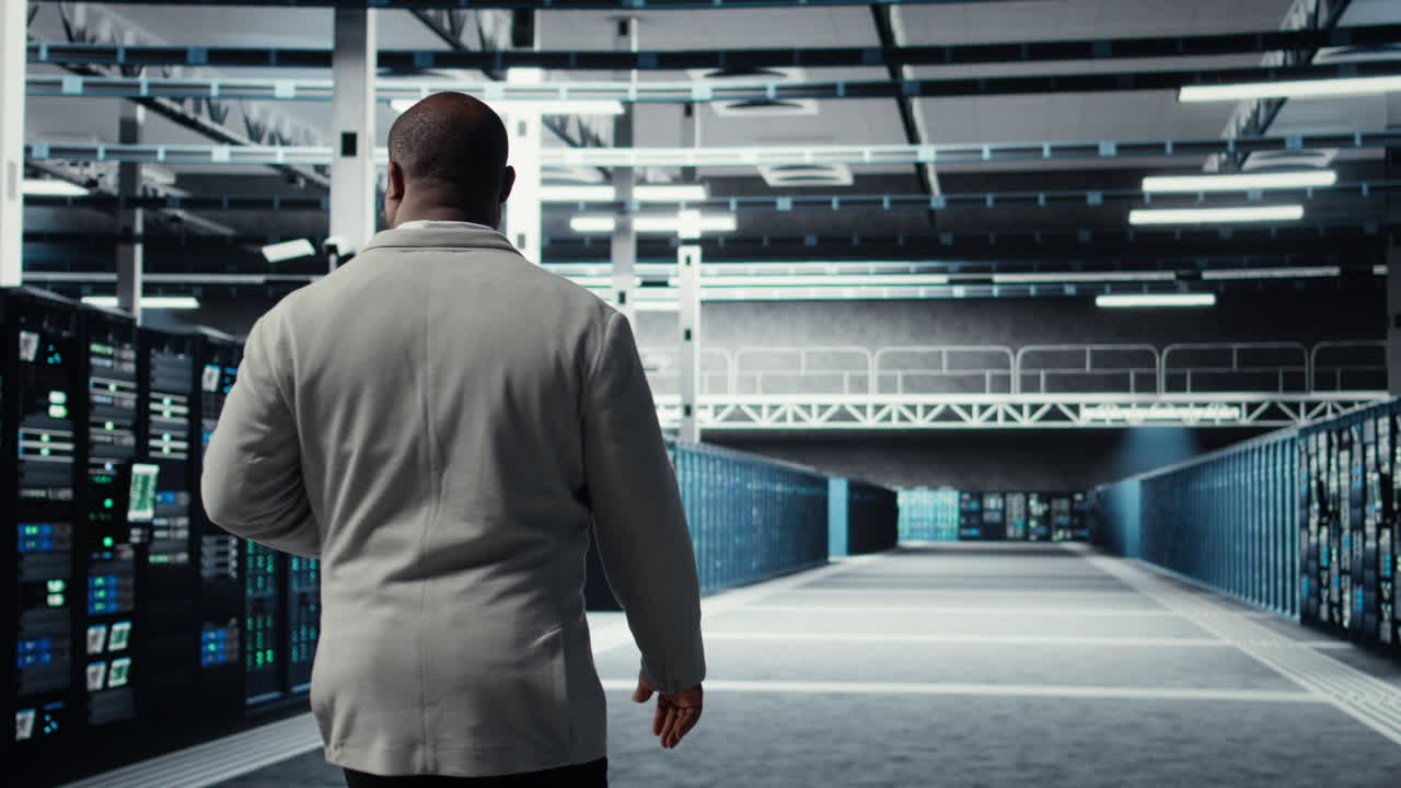 Vertikal video: Tekniker går i datacenterarbejdsplads med rækker af mainframes