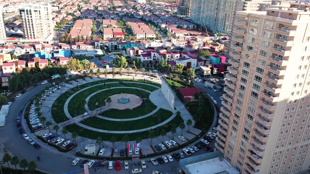 toma aérea de erbil que muestra el parque sakura - torre mrf - erbil irak 4k