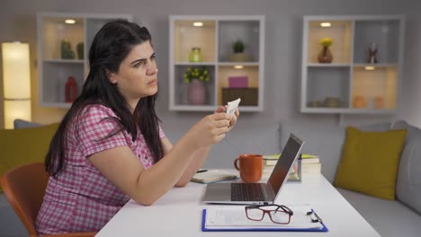 mujer confundida e indefensa debido a las altas facturas.