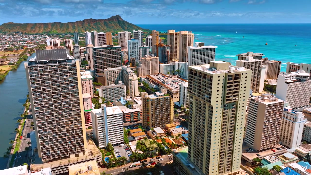 Architettura di grattacieli a Waikiki, Honolulu, Hawaii, USA. Riprese con drone sul centro città con il cratere Koko Head sullo sfondo. Prospettiva dall'alto