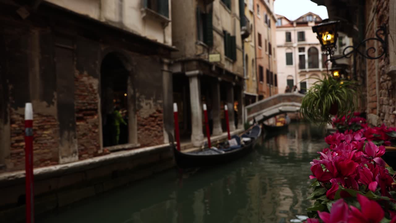 vista de desenfoque de edificios históricos a lo largo del río en venecia, italia