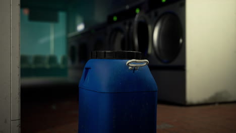 recipiente de detergente azul en una lavandería