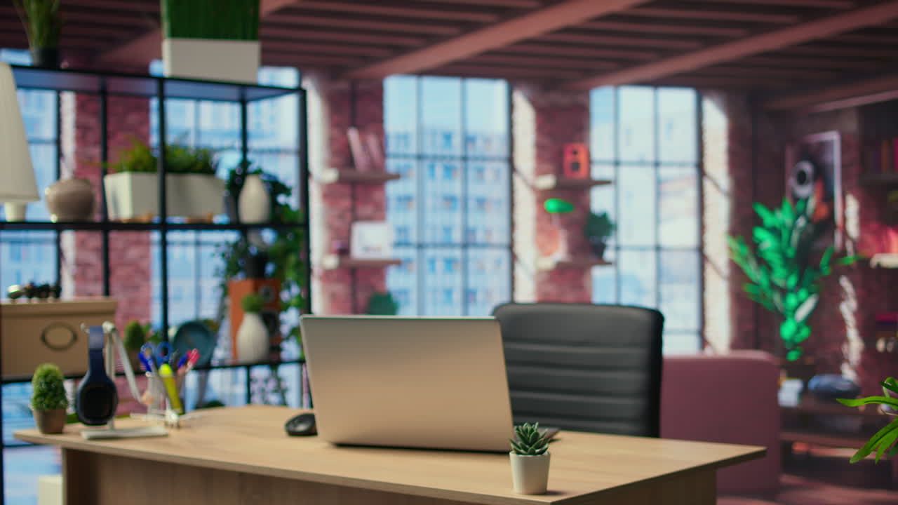 깨한 레이아웃과 초대하는 가정적인 분위기를 가진 현대적인 넓은 스튜디오