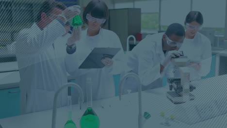 animación de líneas blancas sobre diversos científicos examinando en el laboratorio