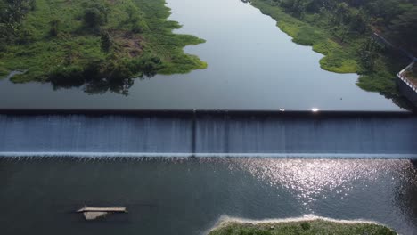 Flusslandschaft-Mit-Damm-Und-Wasserfall.-Luftaufnahme