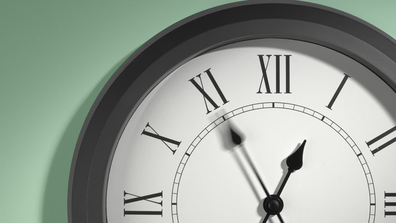 Quadrante di orologio con numeri romani su parete verde chiaro in time lapse