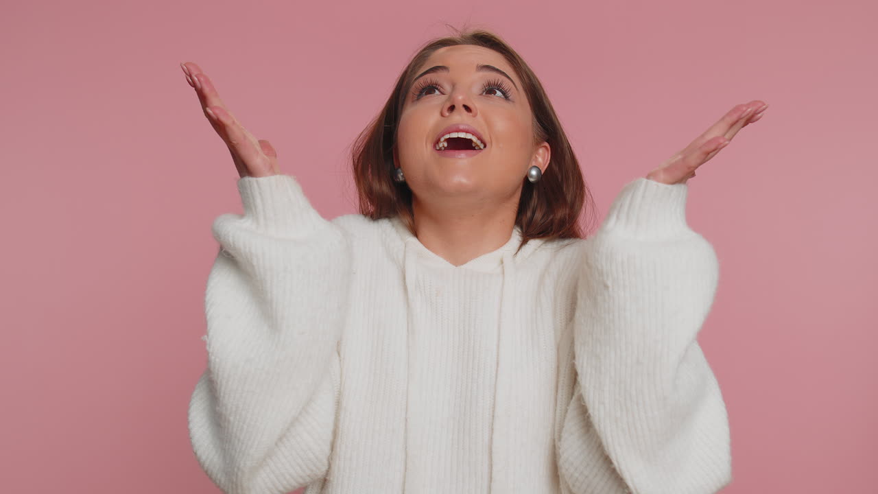 놀라운 흥분 된 여성 놀라움 큰 눈으로 카메라를보고, 갑작스러운 승리로 충격을 와우 감정