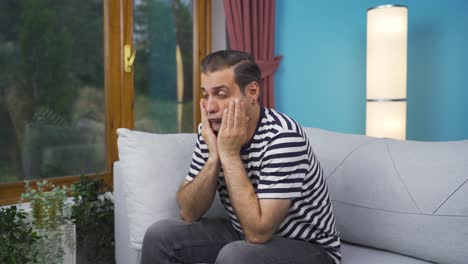 el hombre cuyos recuerdos vienen a la mente se vuelve triste.