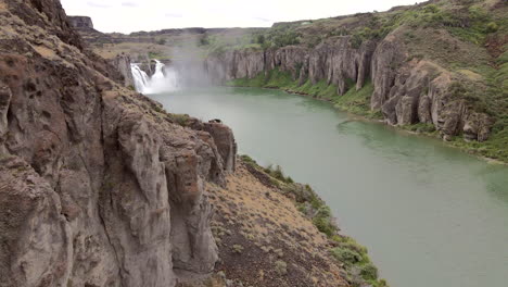 Dron-Volando-Cerca-Del-Borde-Del-Cañón-Del-Río-Snake-Para-Revelar-Cataratas-Gemelas