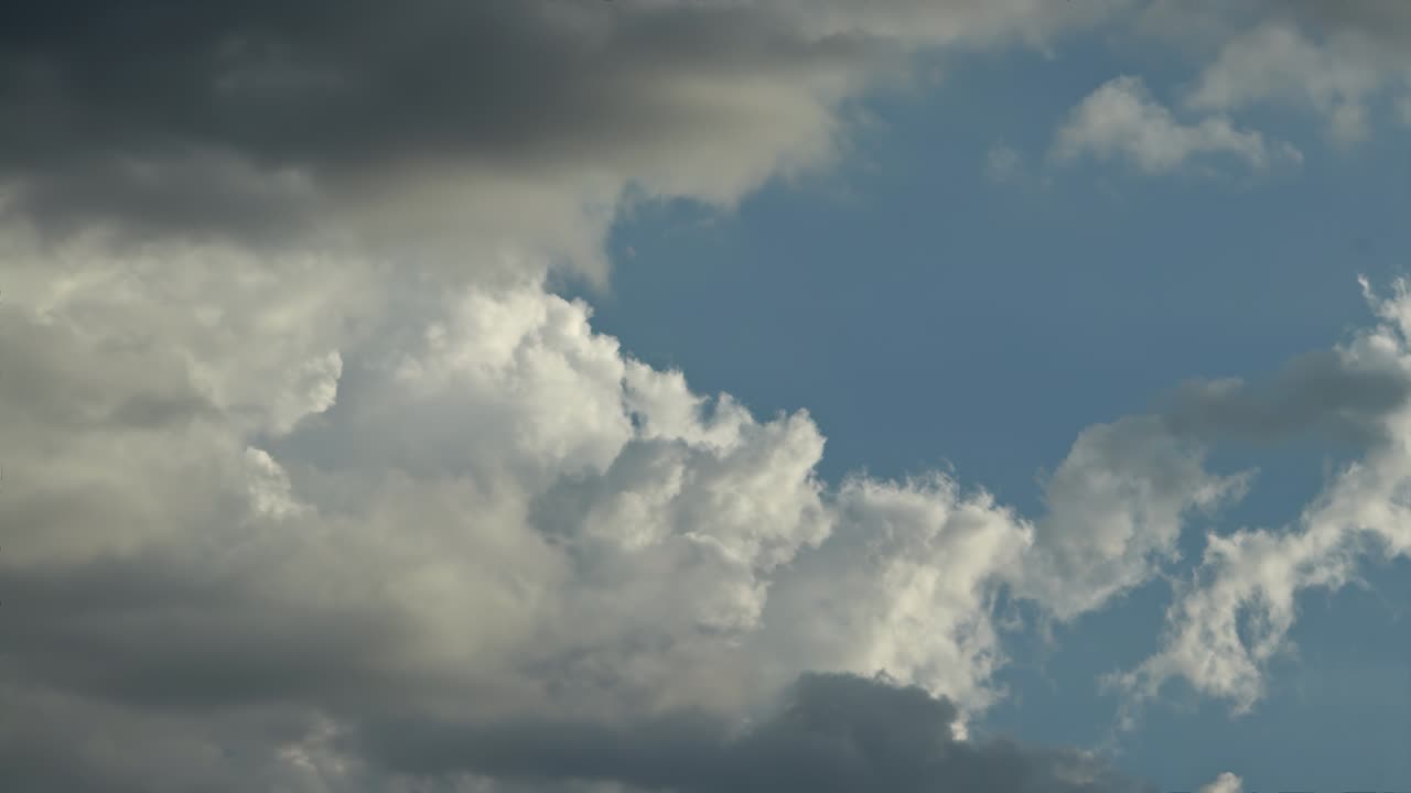 해가 지을 때 어오르는 어리 구름 (cumulus clouds) - 시간과 시간, 휴식, 날씨의 극적인 아름다움, 분위기, 느한 배경, 굴러오는 러스 구름