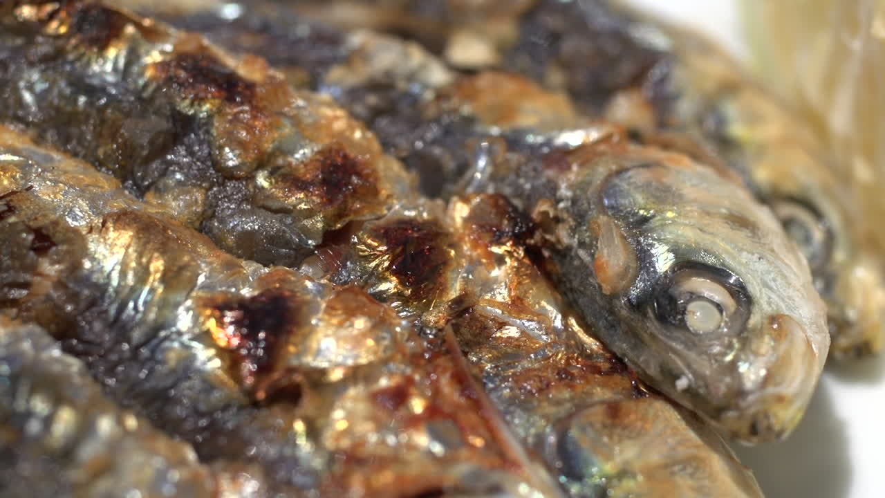 장작불에 정어리 생선꼬치구이