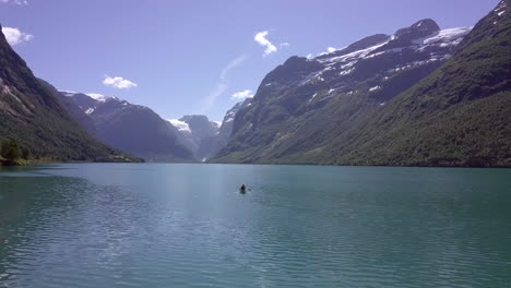 antena: lago lovatnet en noruega