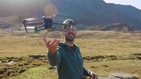 videógrafo esperando que su dron aterrizara en su mano