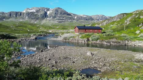 paisaje montañoso escénico en noruega, vestland, vestfold og telemark - pan izquierda