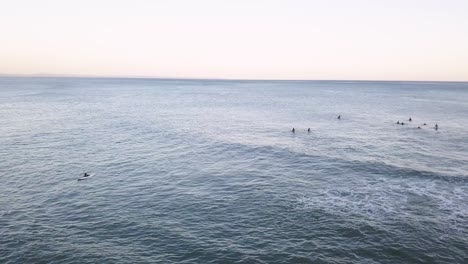 Surfistas-A-Lo-Largo-De-La-Costa-De-Cascais-Esperan-Olas